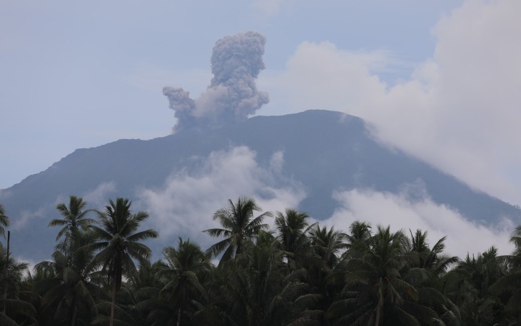 Pos Pemantauan Gunungapi (PGA) Ibu di Desa Gam Ici, Kecamatan Ibu, Kabupaten Halmahera Barat, Maluku Utara mencatat terjadi delapan kali erupsi Gunungapi Ibu sepanjang Jumat (17/1) hingga siang pukul 12.00 WIT