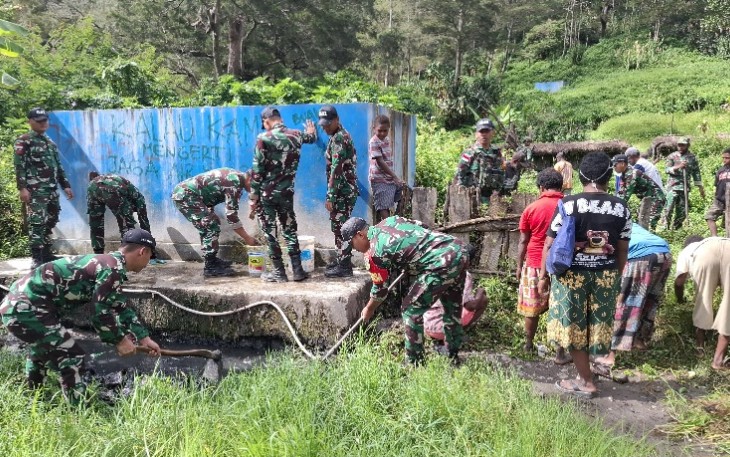 Babinsa Koramil 1715-03/Kurima Bantu Warga Kampung Polimo dalam Kegiatan Kebersihan dan Perbaikan Saluran Air