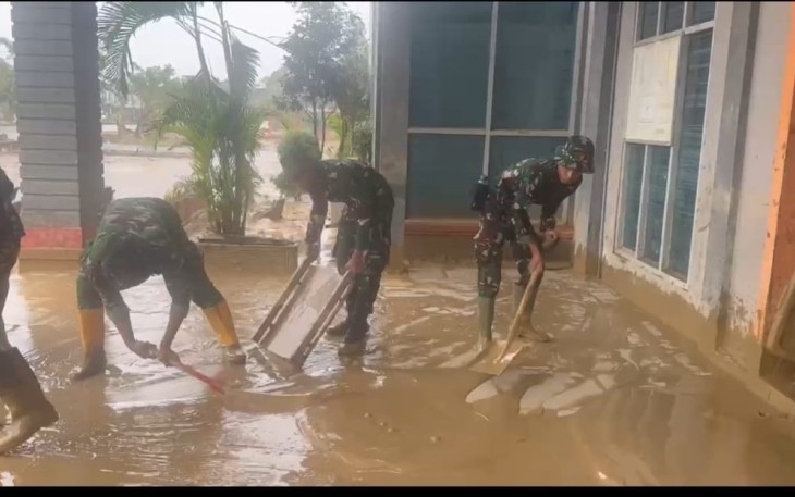 TNI Kerahkan Personel untuk Pulihkan Layanan Publik di Kantor Dukcapil Aceh Tamiang