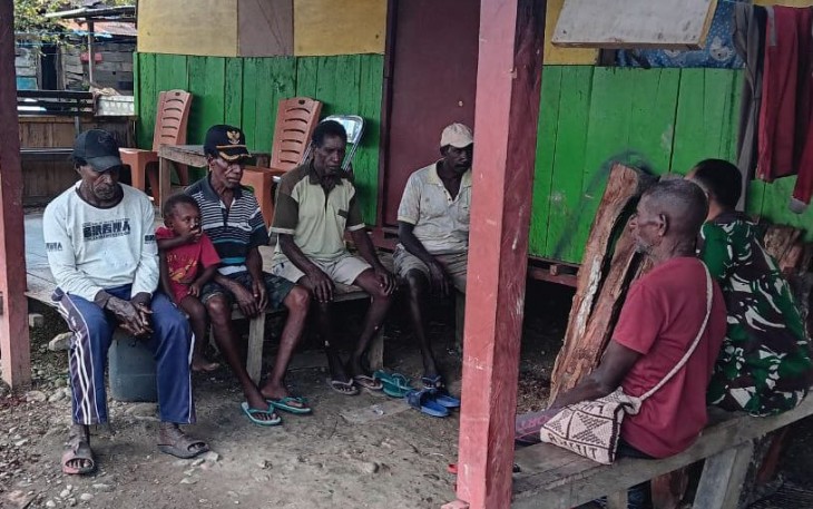 Babinsa Koramil Mapurujaya Laksanakan Komsos dengan Kepala Kampung Hiripau
