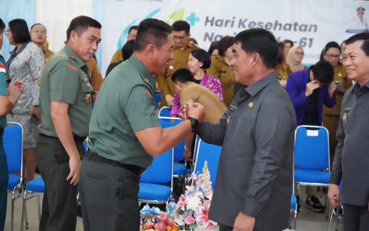 Kasdam XIII/Merdeka, Brigjen TNI Yustinus Nono Yulianto saat berjabat tangan dengan Gubernur Sulut, Mayjen TNI (Purn) Yulius Selvanus