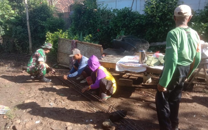 Babinsa Kodim Ponorogo Bantu Rehab Rumah Warga