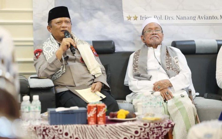 Kapolda Jawa Timur Irjen Pol. Drs. Nanang Avianto, M.Si., didampingi para pejabat utama Polda Jatim dan Kapolres Bangkalan AKBP Hendro Sukmono serta Kapolres Sampang Hartono, melaksanakan silaturahmi dengan para kiai