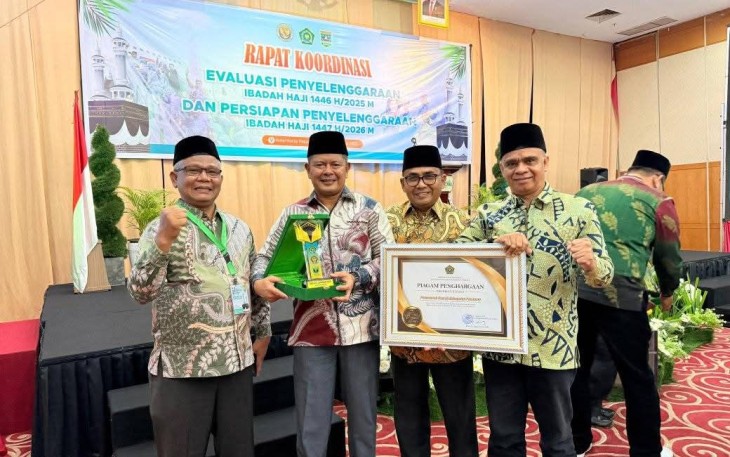 Pemerintah Daerah Kabupaten Pasaman meraih penghargaan sebagai daerah terbaik dalam akomodasi dan konsumsi layanan jemaah haji Provinsi Sumatera Barat Tahun 2025