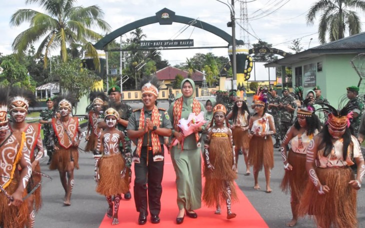 Sambutan Tarian Adat Warnai Kedatangan Dandim 1710/Mimika