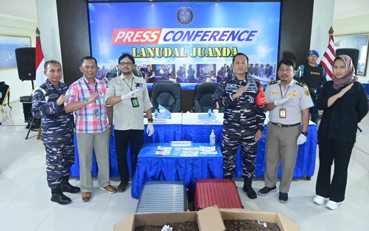 Satuan Tugas Pengamanan (Satgaspam) TNl AL, Pangkalan Udara TNI AL (Lanudal) Juanda Puspenerbal, kembali mengamankan dan menggagalkan upaya pengiriman satwa  yaitu kalajengking yang telah dikeringkan tanpa dilengkapi dokumen yang sah seberat 54 kg melalui Bandara Internasional Juanda Surabaya