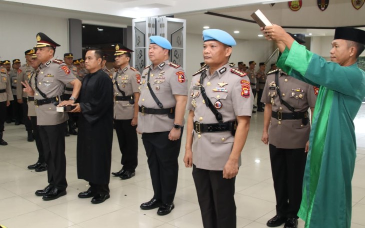 Kapolda Kalbar Irjen. Pol. Pipit Rismanto S.I.K, M.H. memimpin upacara serah terima jabatan (sertijab) sejumlah pejabat di lingkungan Polda Kalbar pada hari Selasa 14 Januari 2025