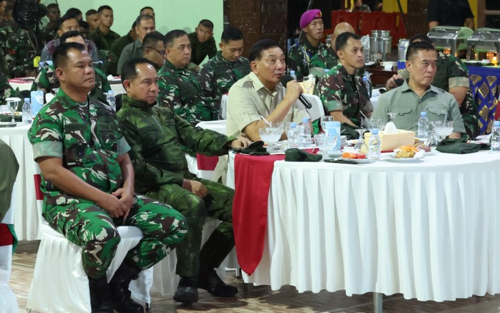 Menteri Pertahanan RI Sjafrie Sjamsoeddin, didampingi Panglima TNI Jenderal TNI Agus Subiyanto dan Wakil Kepala Staf Angkatan Darat (Wakasad) Letjen TNI Tandyo Budi R., merayakan malam pergantian tahun bersama ribuan prajurit TNI yang bertugas di Papua