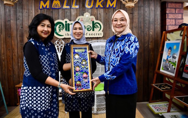Penasehat DWP Kemenkop Dina Budi Arie Setiadi (istri Menteri Koperasi Budi Arie Setiadi), pada acara sosialisasi di Kota Cirebon, Kamis (23/1).