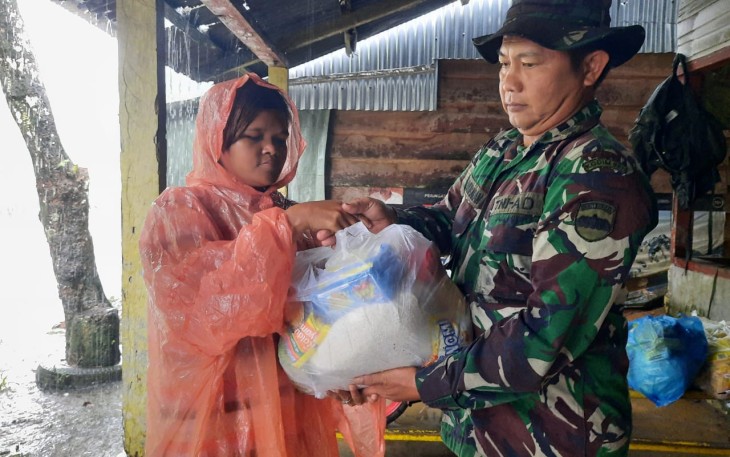 Satgas Bencana Korem 023/KS berhasil Tembus Desa Terisolir Bonan Dolok Pasca Bencana Salurkan Bantuan 