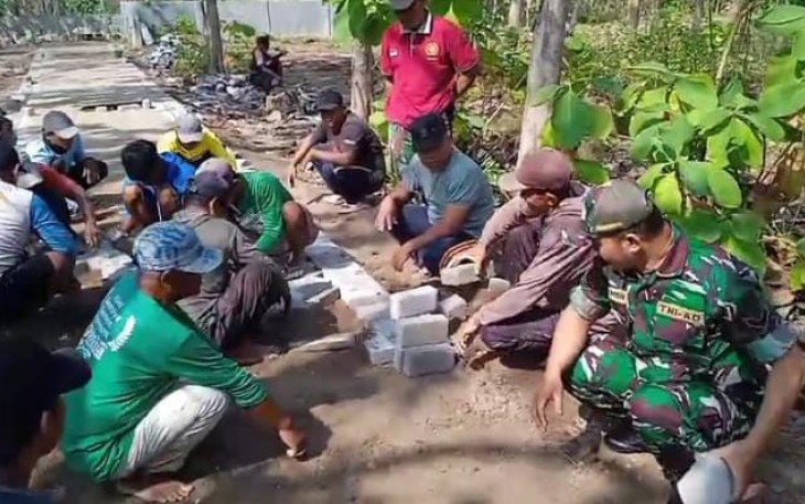 Babinsa Kodim Ponorogo Kerja Bakti Pasang Paving di Jalan Makam