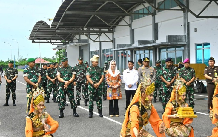 Bupati Natuna bersama Danlanud RSA Sambut Kedatangan Pangdam l/Bukit Barisan