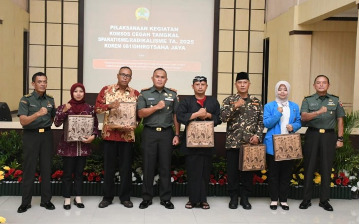 Danrem 081/DSJ Kolonel Arm Untoro Hariyanto pada kegiatan Komsos Cegah Tangkal Radikalisme/Separatisme di Aula Jenderal Sudirman, Makorem, Jl. Pahlawan No. 50 Kota Madiun, Rabu (10/12/2025)
