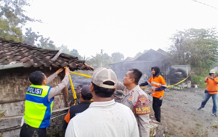 Anggota Polsek Cepu Polres Blora sedang memasang garis polisi di lokasi kejadian di rumah Sukir warga dukuh Nglebok kelurahan Tambakromo kecamatan Cepu kabupaten Blora.