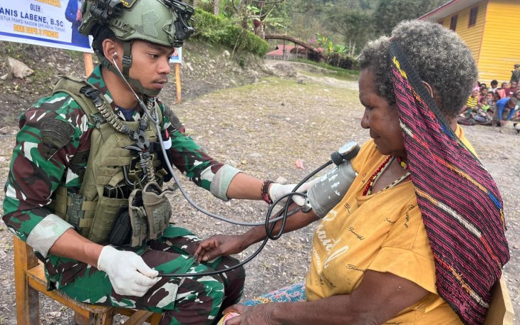 Satgas TNI Berikan Pelayanan Kesehatan Untuk 932 Pengungsi di Kampung Gigobak