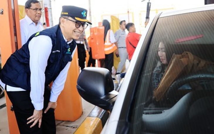 Menkes Budi Gunadi Sadikin menyapa pemudik di gerbang tol Kalikangkung, Semarang, Minggu (6/4)