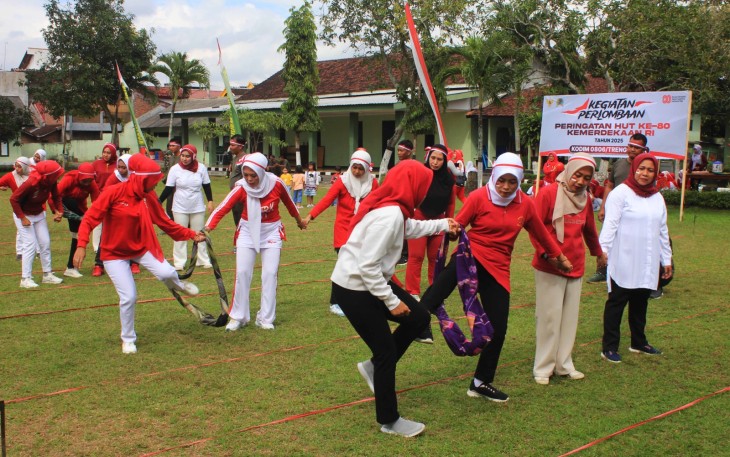 Prajurit dan Persit Kodim 0806/Trenggalek Rayakan HUT RI ke-80 dengan Lomba Unik