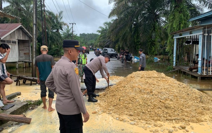 Polisi Dan Warga Timbun Jalan di Aceh Singkil