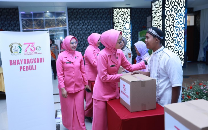 Ny. Diana Herutami Gastini atau sering disebut Ny. Diana Rudi Setiawan, istri dari Kapolda Jawa Barat Irjen Pol. Rudi Setiawan, S.I.K., S.H., M.H., menggelar kegiatan Bakti Sosial yang penuh makna
