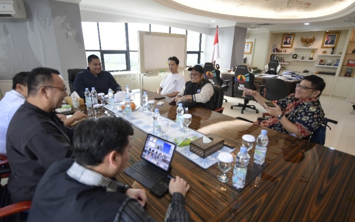 Menpora Dito Ariotedjo menerima audiensi Esports Director for Indonesia, Phillippines and North America Dylan Yao Feng Cia yang hadir bersama Esports Head of Business Development Martinus Manurung di Lantai 10 Kantor Kemenpora, Senayan, Jakarta, Jumat (3/1)