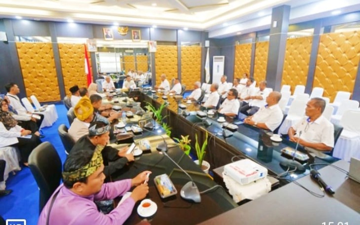 Wabup Bintan saat menerima Kunjungan Silahturahmi Persatuan Ketua-Ketua Kampung Negeri Johor Cawangan Muar
