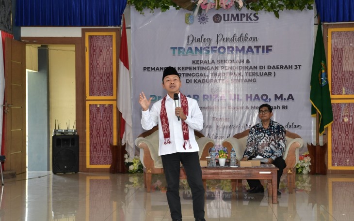 Wamendikdasmen, Fajar Riza Ul Haq, saat di Kabupaten Sintang, Kalimantan Barat, berdialog dengan kepala sekolah dan pemangku kepentingan pendidikan di daerah 3T (Terdepan, Terluar, dan tertinggal). 