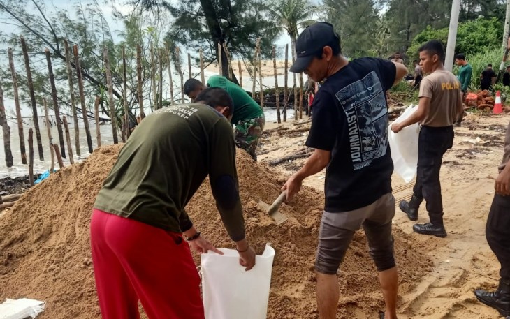 Gotong Royong Perbaiki Jalan Rusak di Batu Berdaun