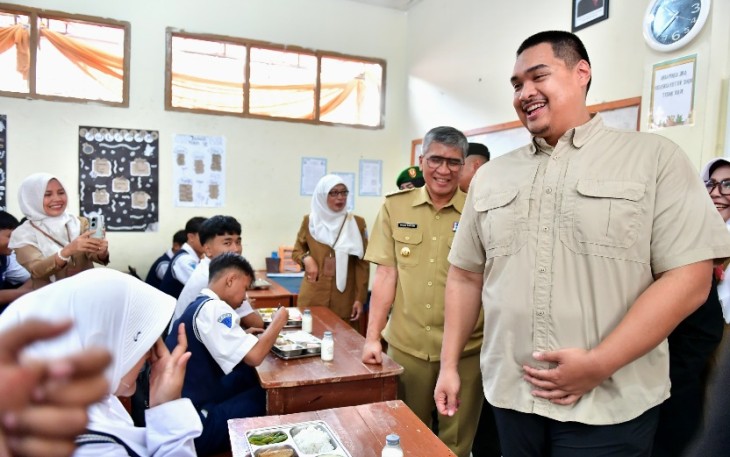 Menpora Dito berkesempatan meninjau langsung pendistribusian MBG ke sekolah-sekolah diantaranya di SMPN 12 Cimahi dan di SMAN 3 Cimahi, Senin (6/1)
