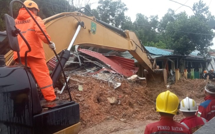 Petugas gabungan dibantu alat berat melakukan upaya pencarian dan pertolongan terhadap korban tanah longsor di Kota Batam, Kepulauan Riau, Senin (13/1)