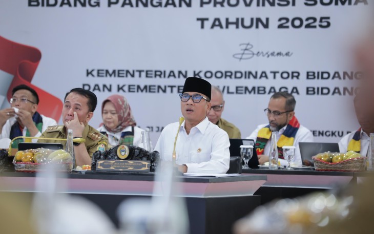 Menteri Desa dan Pembangunan Daerah Tertinggal Yandri Susanto mendampingi Menteri Koordinator (Menko) Bidang Pangan, Zulkifli Hasan, pada Rapat Koordinasi Swasembada Pangan dengan Kepala Daerah se-Sumatera Utara, di Kantor Gubernur Sumatera Utara,  Senin (21/1/2024).  Foto : Nugrah Setiadi Humas  Kemendes PDT