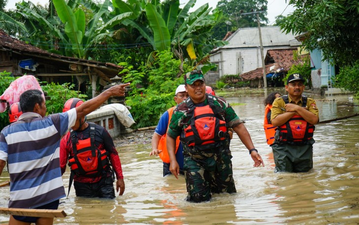 Dandim Ngawi dan Bupati Beri Bantuan Kepada Warga Terdampak Banjir di Desa Pelang Lor
