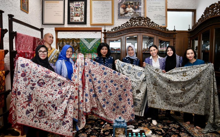  Penasehat Dharma Wanita Persatuan (DWP) Kementerian Koperasi (Kemenkop) Dina Budi Arie Setiadi (istri Menteri Koperasi Budi Arie Setiadi), saat melakukan kunjungan ke EB Batik Tradisional, di Desa Panembahan, Kabupaten Cirebon, Jawa Barat, Kamis (23/1)