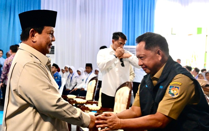 Menteri Dalam Negeri (Mendagri) Muhammad Tito Karnavian mendampingi Presiden Republik Indonesia Prabowo Subianto dalam Peluncuran Program Digitalisasi Pembelajaran untuk Indonesia Cerdas di SMP Negeri 4 Kota Bekasi, Jawa Barat, Senin (17/11/2025)