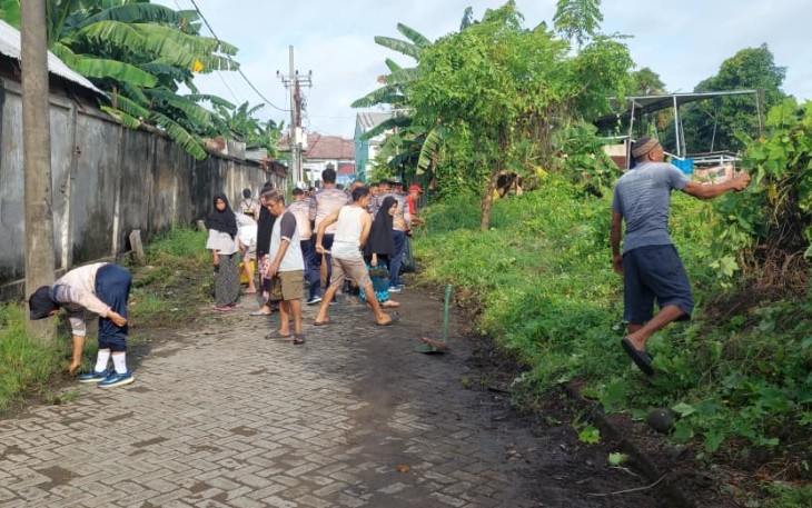 Satuan Lintas Laut Militer (Satlinlamil) 3  menggelar kegiatan Bersih Lingkungan Bersama Masyarakat, bertempat di Jalan Teuku Umar Lorong 14, Kota Makassar, Selasa (02/12)