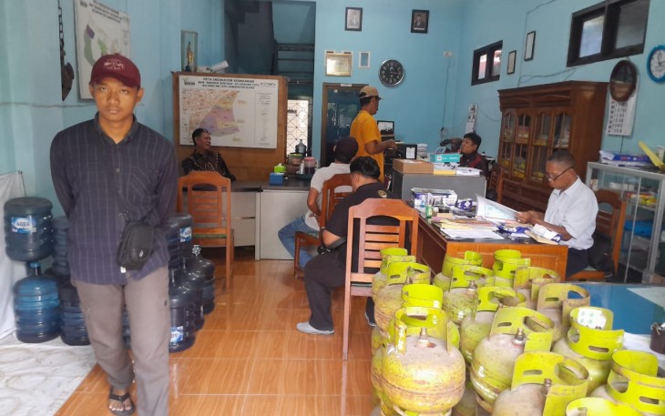 Warga mendatangi pengurus BKM Makmur Sentosa kelurahan Cepu, kabupaten Blora.