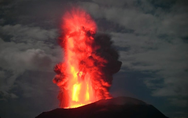 Lontaran lava pijar pada saat erupsi Gunungapi Ibu, Kabupaten Halmahera Barat, Maluku Utara, Sabtu (11/1). FOTO: Badan Geologi