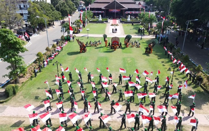 Kodim Ponorogo Kibarkan Bendera Merah Putih Secara Massal Diiringi Tarian Reog