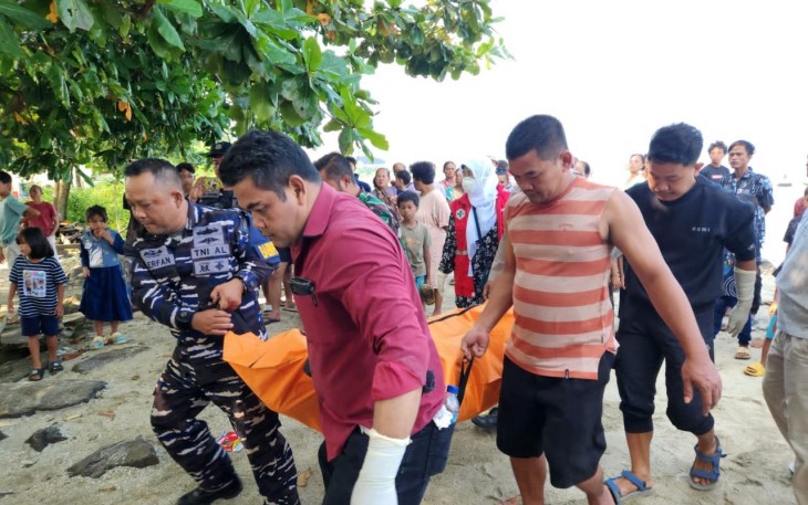 TNI AL Bersama Tim Sar Gabungan Berhasil Evakuasi Mayat Tanpa Identitas di Pantai Karangsari Labuan