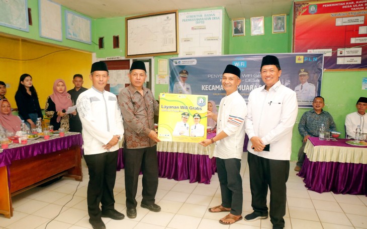 Bupati Kaur saat Serahkan Wifi Gratis secara simbolis