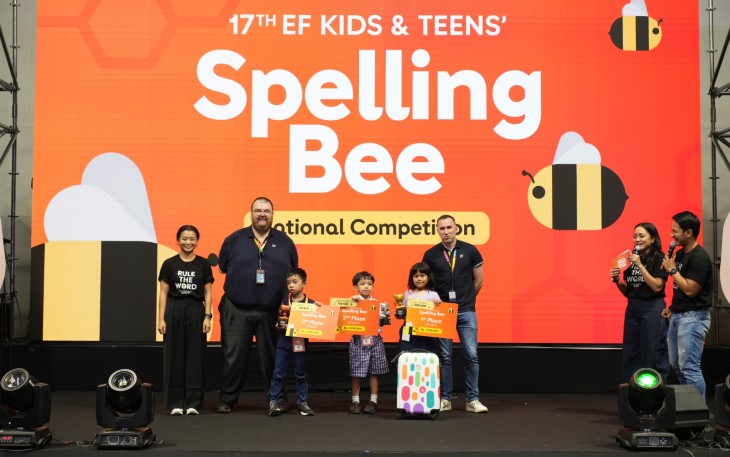 Tiga juara Grup A berfoto bersama dengan perwakilan EF Kids & Teens