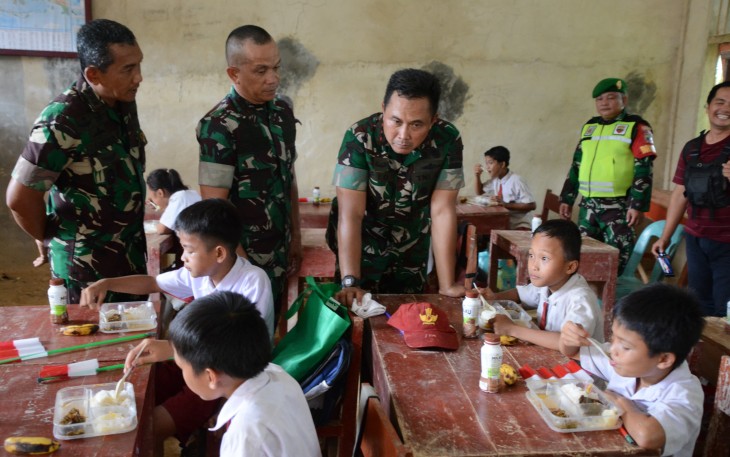 Danrem 023/KS Dampingi Pangdam I/BB kunjungi Siswa/Siswi SDN 078481 di Desa Terpencil Nias