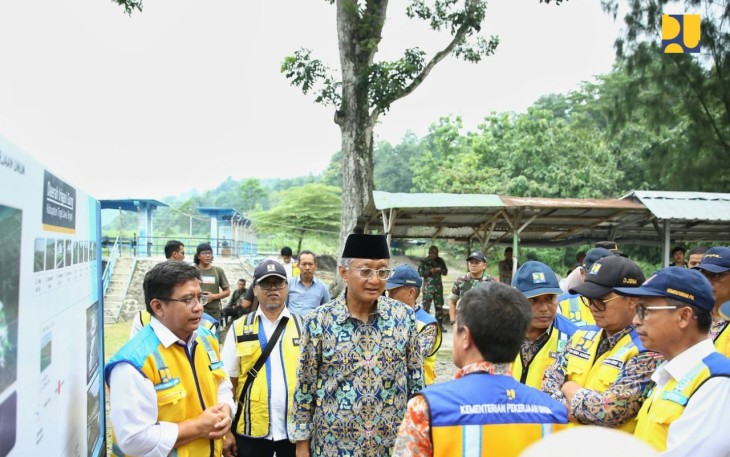 Menteri Pekerjaan Umum (PU) Dody Hanggodo didampingi Wakil Menteri PU Diana Kusumastuti meninjau Bendung Danawarih yang merupakan sumber air untuk Daerah Irigasi (DI) Gung yang berada di Kecamatan Balapulang, Kabupaten Tegal, Sabtu (11/01/2025)