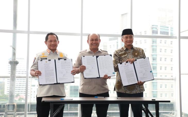  Menteri Dalam Negeri (Mendagri) Muhammad Tito Karnavian menandatangani Surat Keputusan Bersama (SKB) dengan Menteri Pekerjaan Umum (PU) Dody Hanggodo dan Kepala Badan Gizi Nasional (BGN) Dadan Hindayana tentang Penetapan Daftar Lokasi Pembangunan Satuan Pelayanan Pemenuhan Gizi (SPPG) di daerah
