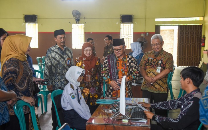Menteri Pendidikan Dasar dan Menengah (Mendikdasmen), Abdul Mu’ti, melakukan pemantauan pelaksanaan Sistem Penerimaan Murid Baru (SPMB) 2025 ke SMA Negeri 1 Mayong, Jepara, Jawa Tengah