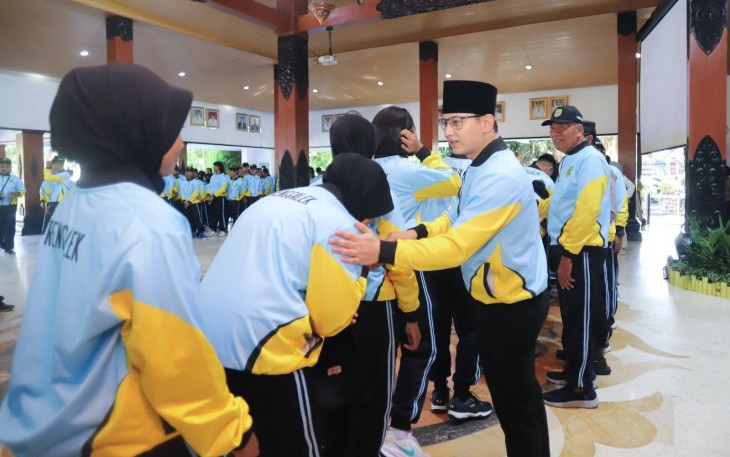 Bupati Trenggalek, Mochamad Nur Arifin, saat memberangkatkan Kontingen Trenggalek dalam Pekan Olahraga Provinsi (Porprov) ke-IX Jawa Timur tahun 2025, di Pendapa Manggala Praja Nugraha, Rabu, (18/6/2025).