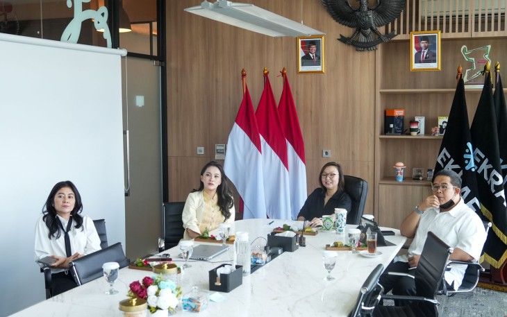 Wakil Menteri Ekonomi Kreatif, Irene Umar, menerima audiensi dari Gubernur Maluku Utara, Sherly Tjoanda, di Kantor Kementerian Ekonomi Kreatif, Jakarta, Senin (17/11/2025)