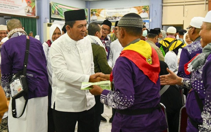 Gubernur Kepulauan Riau H. Ansar Ahmad menyambut langsung kepulangan jamaah haji kloter pertama Embarkasi Batam di Aula Arafah I Asrama Haji Batam, Kamis (12/6)