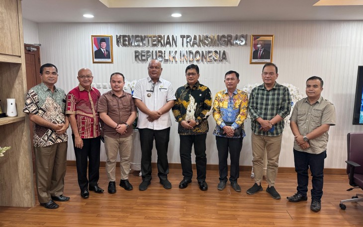 Wakil Menteri Transmigrasi Viva Yoga Mauladi Saat Menerima kunjungan kerja Bupati Nias Utara Amizaro Waruwu