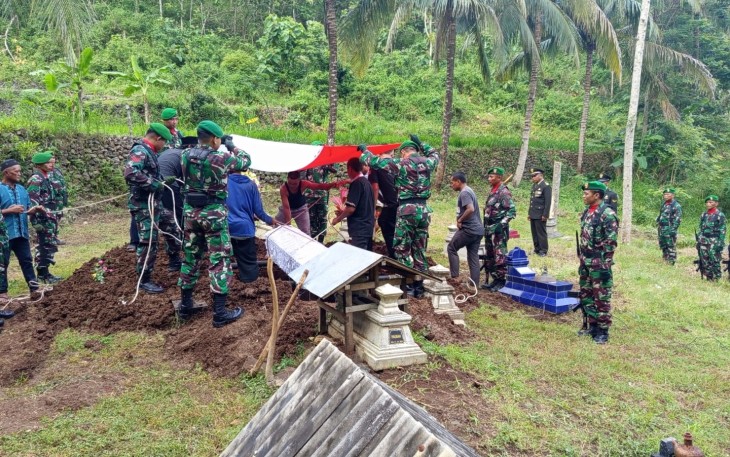 Kodim Pacitan Bantu Prosesi Pemakaman Militer Anggota Dari Kodim Batang
