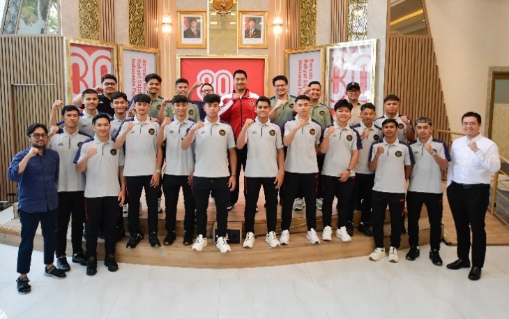 Menpora Ario Bimo Nandito Ariotedjo foto bersama dengan Timnas Futsal SEA Games di Jakarta, Rabu (3/9)